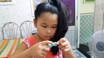 Cô bé 8 tuổi tự tay đan tai giả, viết thư động viên những “thiên thần áo trắng”