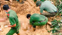 Dầm mưa đưa thi thể bị vùi lấp ra khỏi đống bùn đất