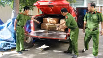 Dùng xe “xịn” vận chuyển gỗ lậu