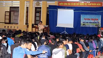 Đội mưa lên biên giới tuyên truyền Luật Giao thông đường bộ