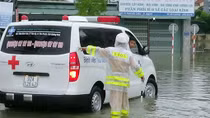 Công an thực hiện “4 tại chỗ” giúp đỡ nhân dân trong mưa bão