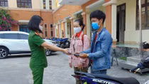 Sáu khổ chủ vui mừng nhận lại xe máy bị trộm 