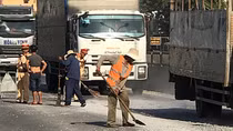 CSGT “đội nắng” dọn dẹp đá dăm rơi vãi trên quốc lộ