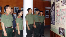 Dâng hương viếng liệt sĩ, bác sĩ Đặng Thùy Trâm