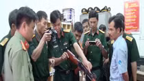 Tá hỏa phát hiện xe khách vận chuyển cả "kho" vũ khí quân dụng