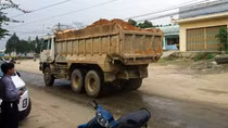 Xe tải tung hoành gây ô nhiễm bụi mù mịt ở miền núi Quảng Nam