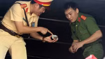 Phát hiện xe tải chở 4,5 tấn quặng có màu óng ánh ra Hà Nội