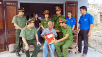 Tuổi trẻ CAND thăm, tặng quà gia đình chính sách, khó khăn tại Quảng Nam