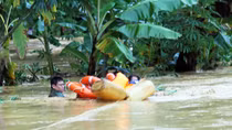 Bám bản giúp đỡ nhân dân trong mưa lũ