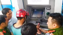 Cẩn trọng khi dùng thẻ ATM để không bị mất tiền