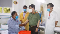 Thứ trưởng Nguyễn Văn Sơn biểu dương các bác sĩ Khoa Nội tim mạch BV 19-8