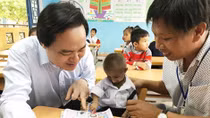 Bộ trưởng Bộ Giáo dục và Đào tạo Phùng Xuân Nhạ thăm lại “cậu học trò tý hon”