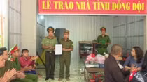 Công an huyện Tân Hồng trao hai căn nhà Đại đoàn kết