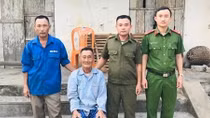 Công an xã đưa cụ già đãng trí bị lạc trở về nhà