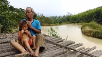 "Lão gàn" dựng nhà giữ rừng, nuôi trẻ mồ côi