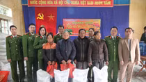 Trao quà Tết cho người nghèo xã Thanh Mai