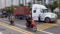 Cắt cabin xe tải đưa thi thể tài xế mắc kẹt ra ngoài