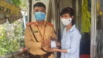 Cảnh sát giao thông chủ động tìm chủ nhân chiếc điện thoại bị đánh rơi