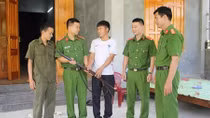 Công an Hòa Bình vận động người dân tự giác giao nộp 7 khẩu súng