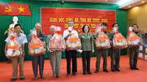 Thăm và tặng quà lực lượng vũ trang trên địa bàn thị xã Hà Tiên
