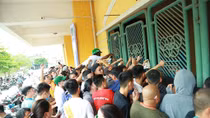 CĐV đội nắng chen chân mua vé vào sân Thiên Trường 