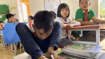 Nghị lực của cậu bé viết chữ bằng chân