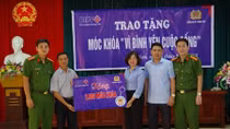 Công an Hưng Yên tặng người dân 2.600 móc khoá có số đường dây nóng