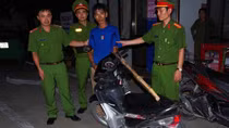 Đang mua xăng, người phụ nữ bị đối tượng cầm dao và đinh ba cướp xe