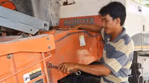 “Vua” gặt lúa thuê ở miền Tây