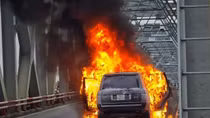 Range Rover cháy trơ khung trên cầu Chương Dương