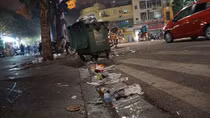 Rác ngập bờ hồ Hoàn Kiếm sau đêm giao thừa