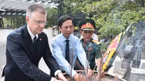 Đại sứ Mỹ viếng Nghĩa trang Trường Sơn