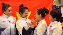 Điền kinh nữ Việt Nam: Trang điểm trước khi nhận vàng