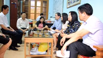 Chấm dứt hợp đồng với giáo viên phạt học sinh uống nước giẻ lau bảng