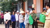 Ấm lòng người dân vùng lũ Quảng Sơn