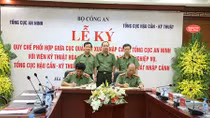 Ký Quy chế phối hợp phục vụ công tác quản lý xuất nhập cảnh