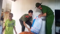 Công an huyện Cẩm Xuyên giúp dân khắc phục hậu quả sau lũ
