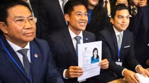 Nhà vua Thái Lan không cho phép chị gái tranh cử Thủ tướng