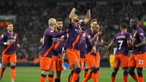 Riyad Mahrez lập công, Man City tái chiếm ngôi đầu