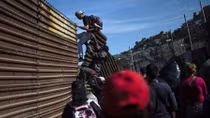 Tổng thống Donald Trump lại dùng thuế để chống nhập cư từ Mexico