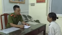 Vợ rải đinh, chồng "đón xe" thủng để vá 