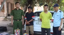 Mang gần 1 tạ pháo đi tiêu thụ thì bị bắt