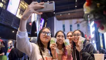 Thời tiết trở lạnh, giới trẻ đổ xô vào các rạp chiếu phim