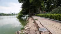 Sạt lở bờ hồ Hoàn Kiếm gây nguy hiểm cho người dân và du khách