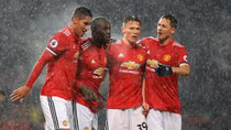 Lukaku lập công, Man Utd thắng sát nút trên sân nhà
