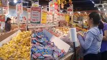 Không để thiếu hàng, “sốt giá” dịp Tết