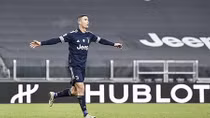 Lập công phút bù giờ, Ronaldo cân bằng kỷ lục