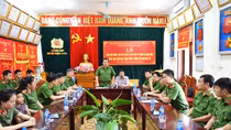 Trao học bổng cho con liệt sỹ hy sinh trong đấu tranh phòng, chống tội phạm ma túy
