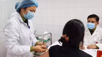 Những ngày đặc biệt của ba tình nguyện viên đầu tiên tiêm vaccine COVID-19 thử nghiệm