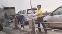Triệu tập tài xế tự ý tháo dải phân cách trên cầu Thanh Trì